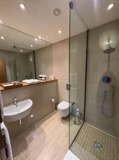 Quebecs Luxury Apart-hotel Leeds (West Yorkshire)